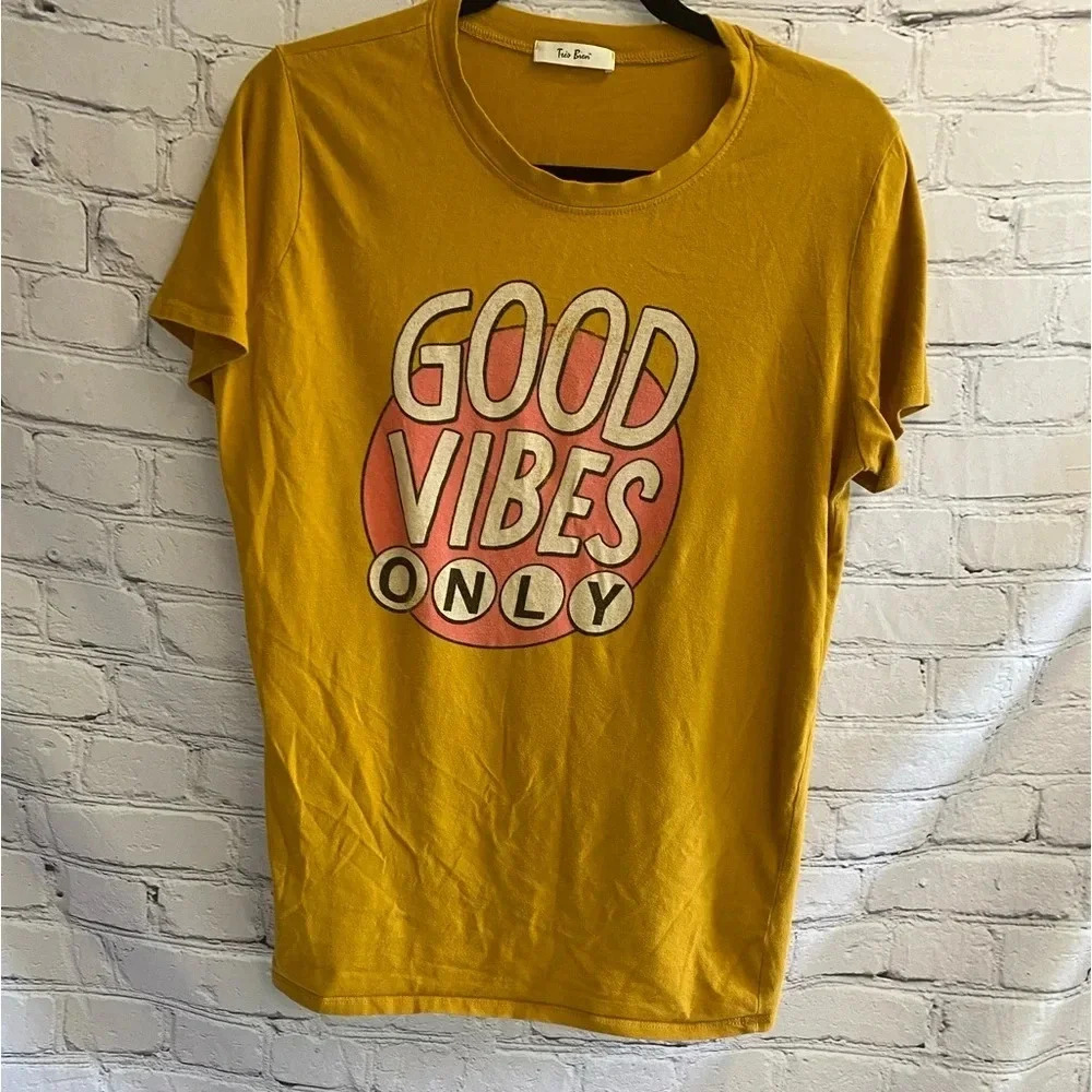5/$20 Womenβsβ TrΓ©s Bien Good Vibes Graphic T-Shirt Size Large
